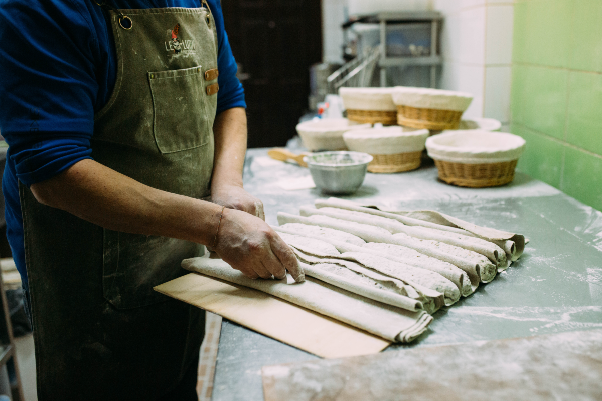 Bäcker backt in eigener Bäckerei