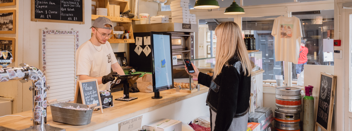 Mann bedient Frau in Café ohne Bargeld Zahlung