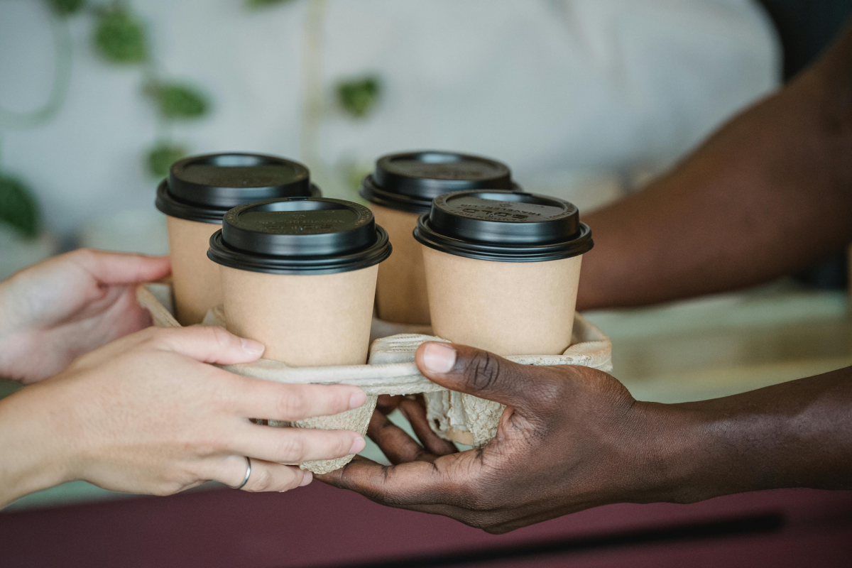 Vier Kaffee to go mit Karte bezahlt