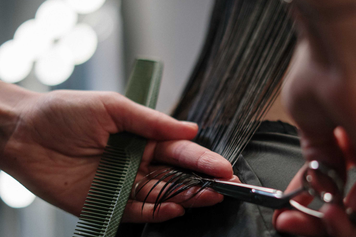 Ein Quereinstieg ins Handwerk ist auch als Friseurin möglich.