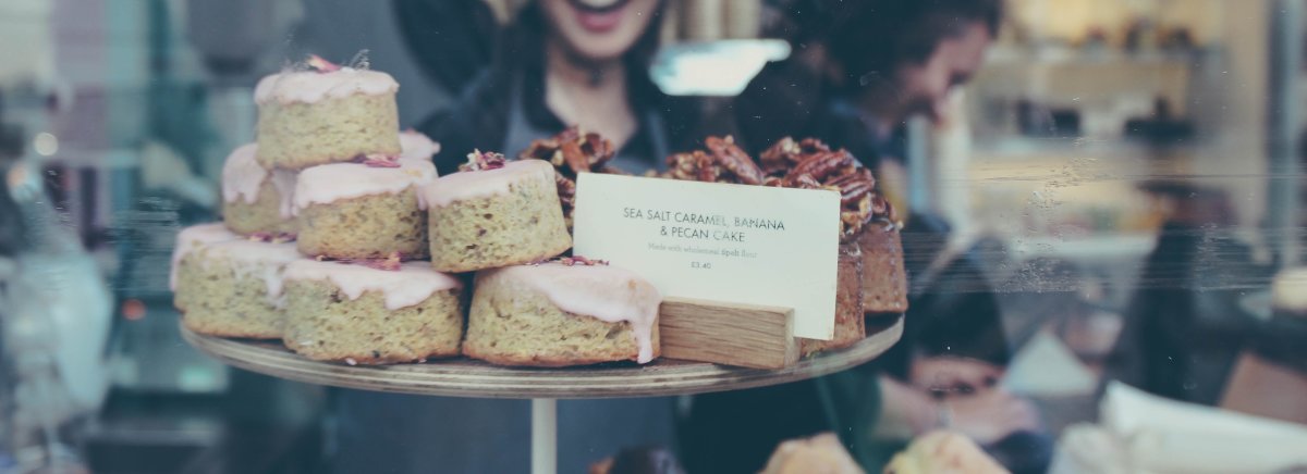 kuchen auf kuchenständer im schaufenster - café ausstattung