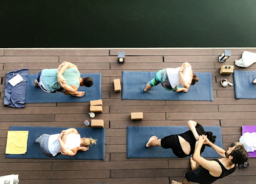 Yoga-Schüler auf Trainingsmatten.