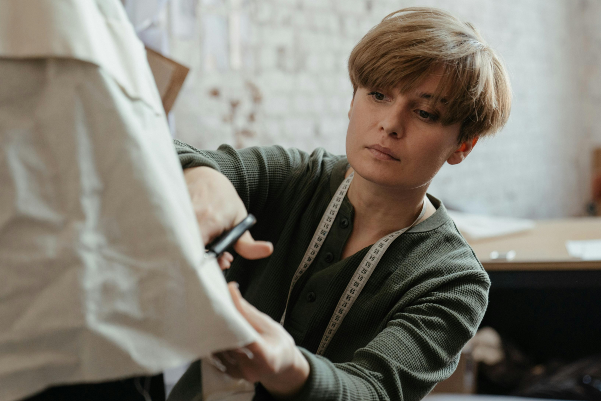 Frau als Modedesignerin bei der Arbeit