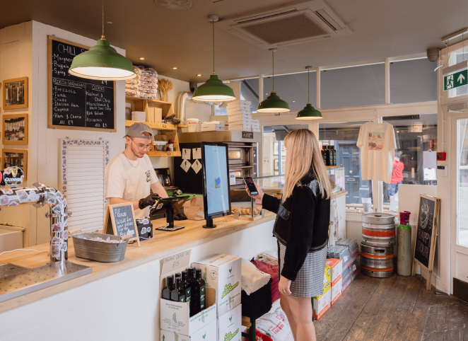 Mann bedient Frau im Café ohne Bargeld Zahlung.