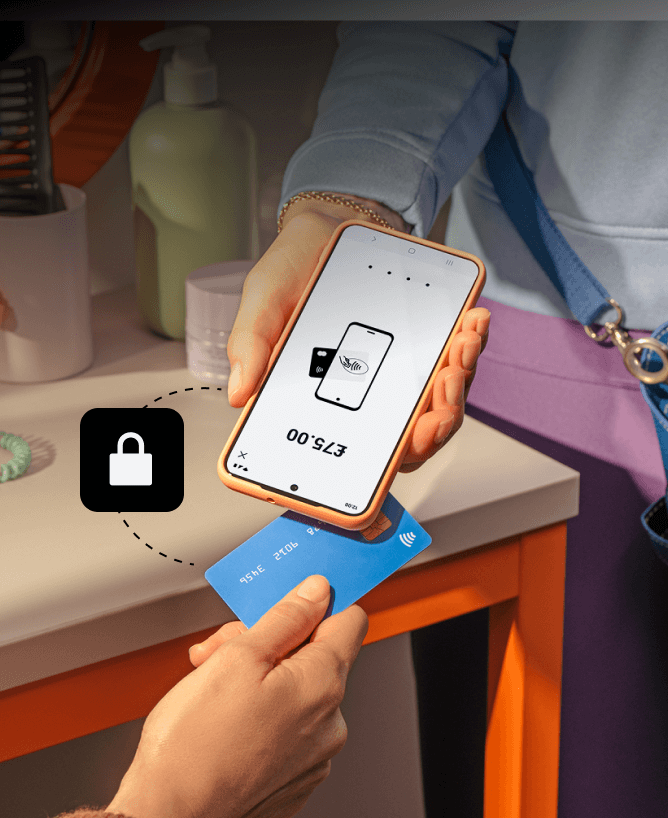 Vendedor recebendo um pagamento pelo celular a partir do Tap to Pay e um símbolo de um cadeado mostra que a transação é segura.