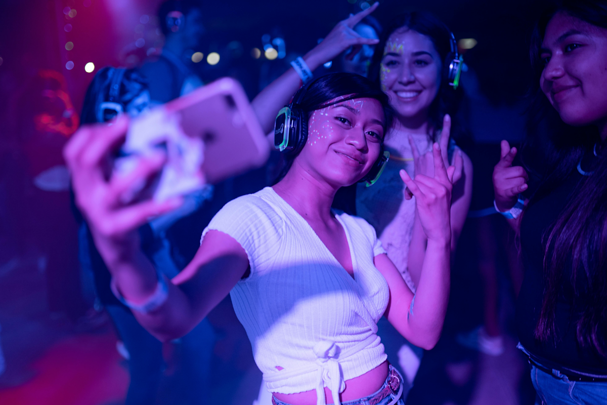 Frauen in einem Club bei einer Motto-Party