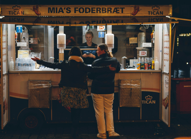 Frau verkauft Fast Food am eigenen Imbiss