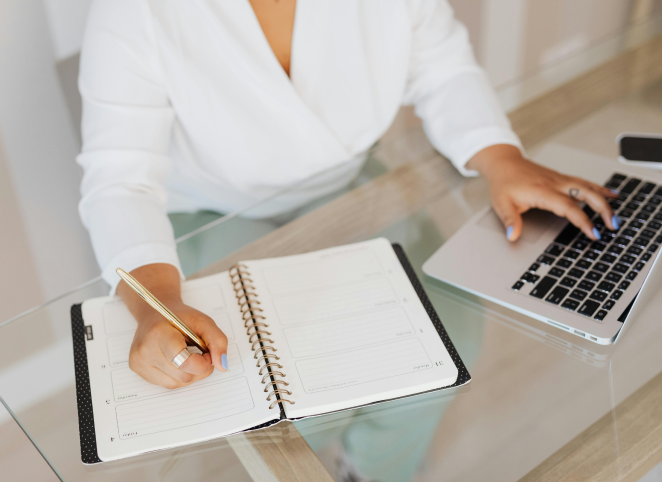 Frau organisiert Zeitmanagement