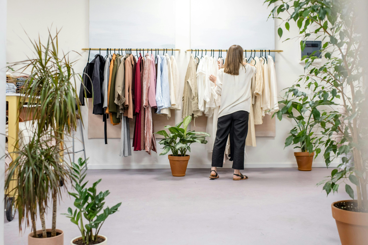 Frau mit Kleidungsladen im Einzelhandel