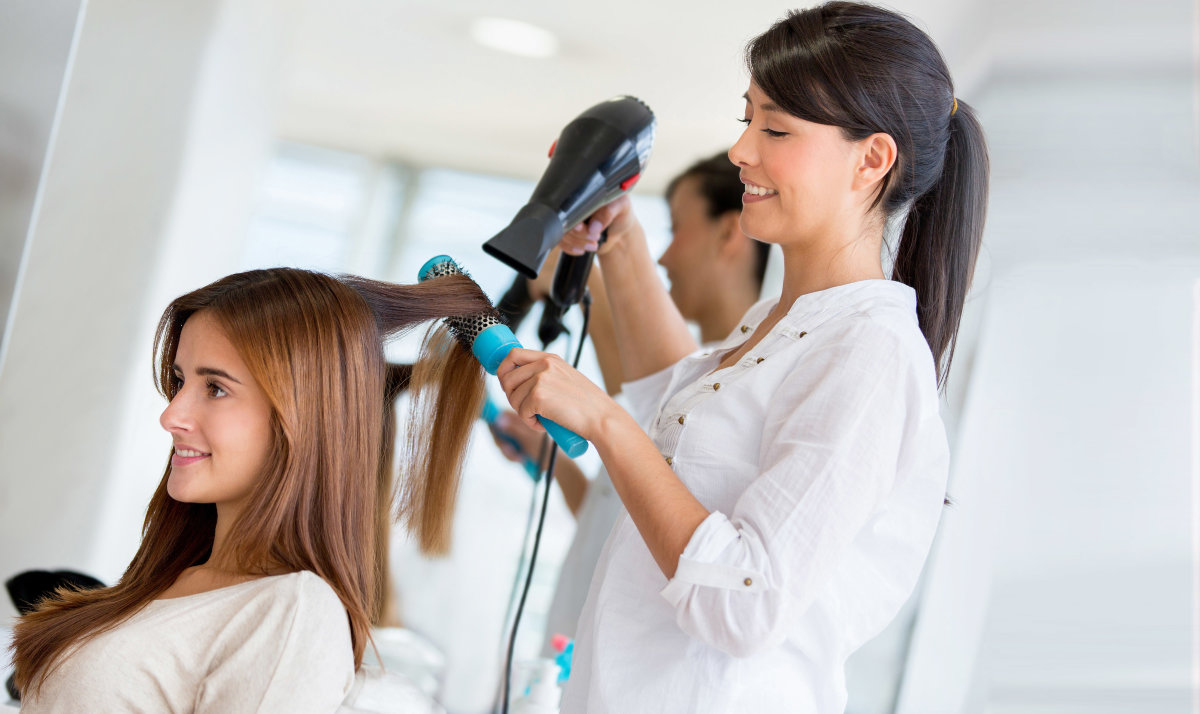 hairdresser-with-customer
