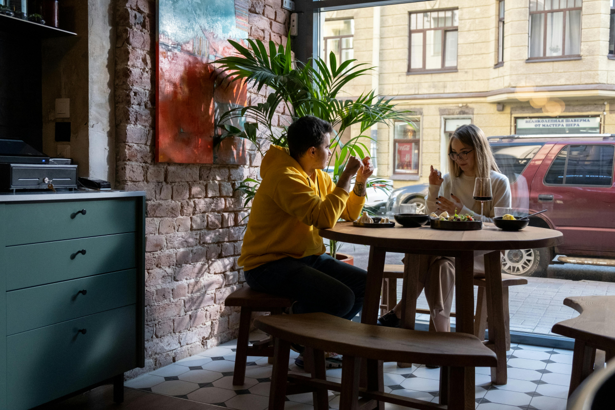 Ein Paar im Café