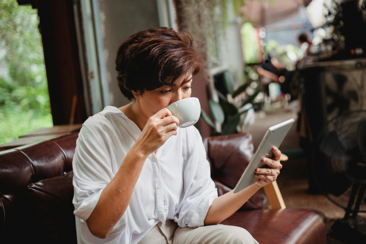 Frau erstellt an Tablet die Buyer Persona