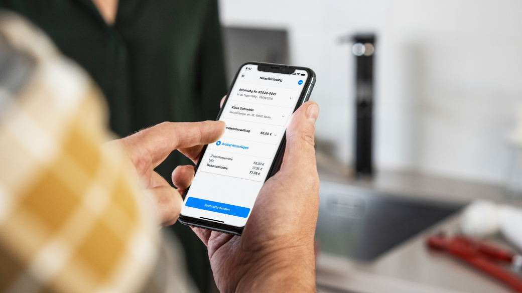 man using iphone to send an invoice with sumup app
