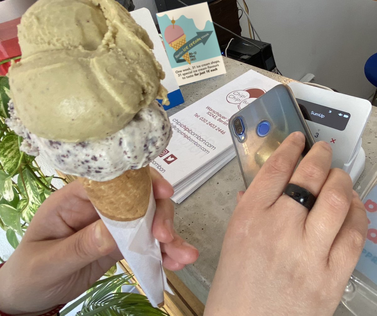 Eis in Hand, Kunde bezahlt mit SumUp Kartenterminal
