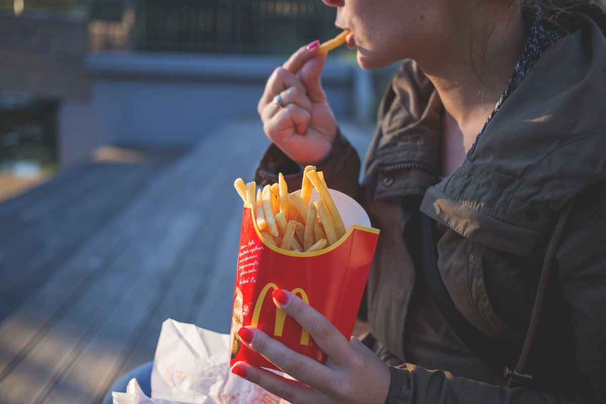woman-eating-McDonald's