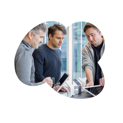 3 males employees working with several SumUp POS devices on a table 