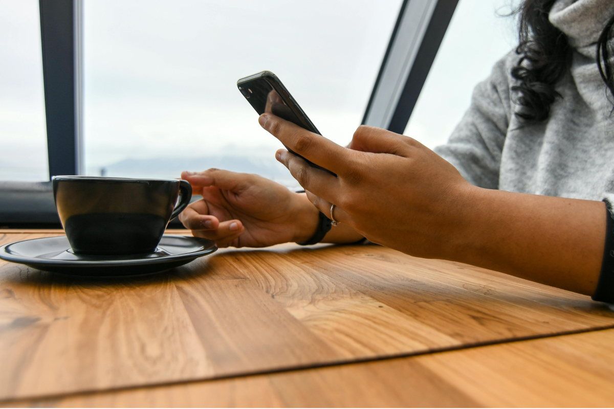 Frau optimiert am Handy Online Präsenz von Restaurant