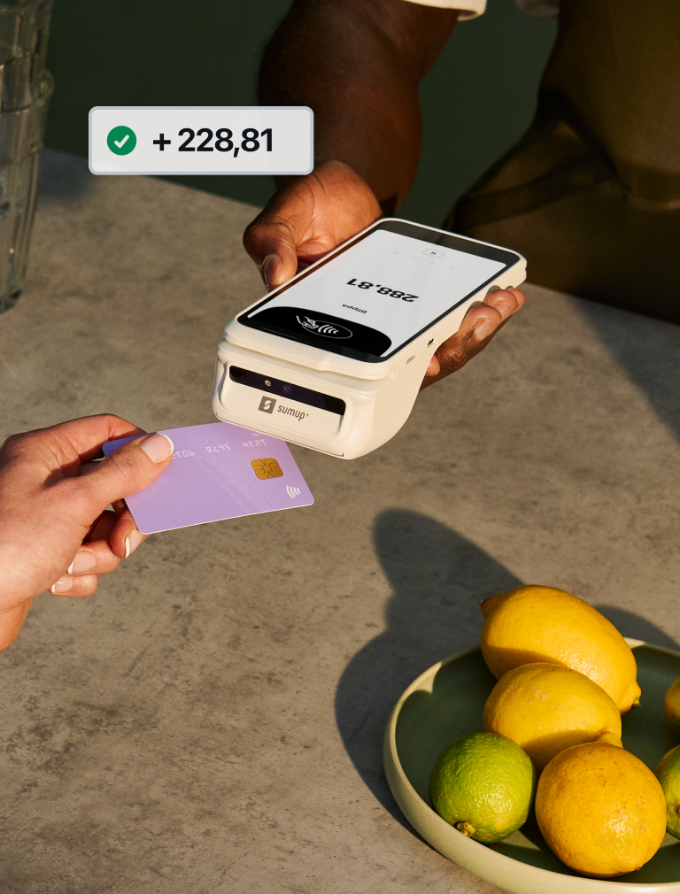 Ta emot kontaktlösa betalningar, betalningar med chip & PIN och kontanter. Lägg till dricks, skriv ut kvitton och utfärda återbetalningar direkt från enheten.