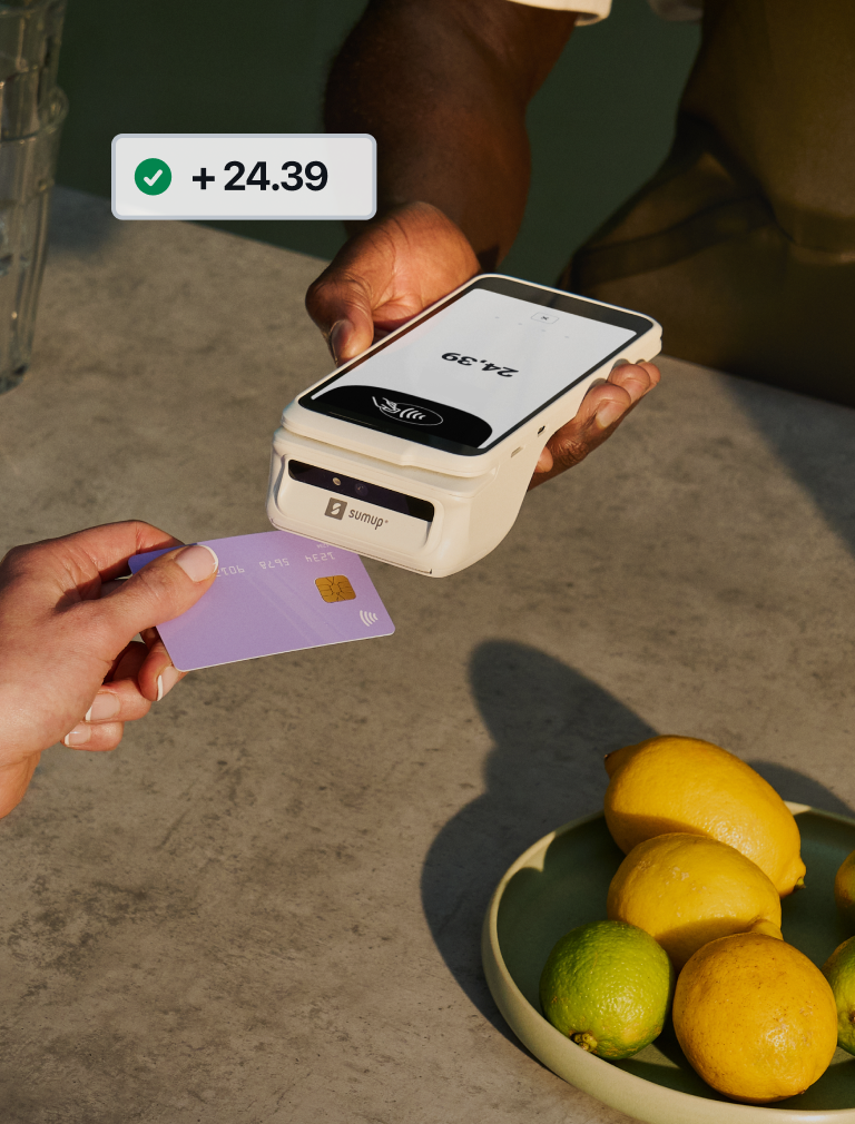 Terminal toho dokáže skutočne mnoho. Prijímajte rôzne druhy platieb (bezkontaktné, čip a PIN kód, hotovosť), umožnite zákazníkom pridať prepitné, tlačte potvrdenia a refundujte transakcie.