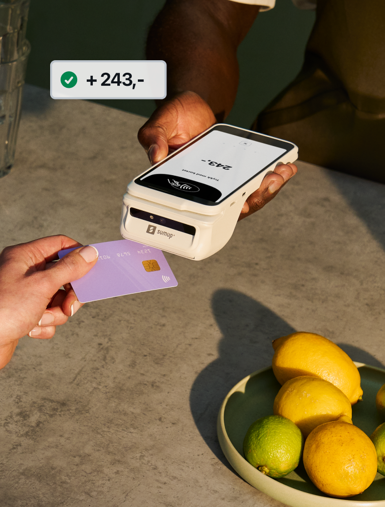 Motta kontaktløs-, chip & PIN eller kontantbetalinger. Legg til tips, skriv ut betalingskvitteringer og utsted refusjoner, alt direkte fra Terminalen.