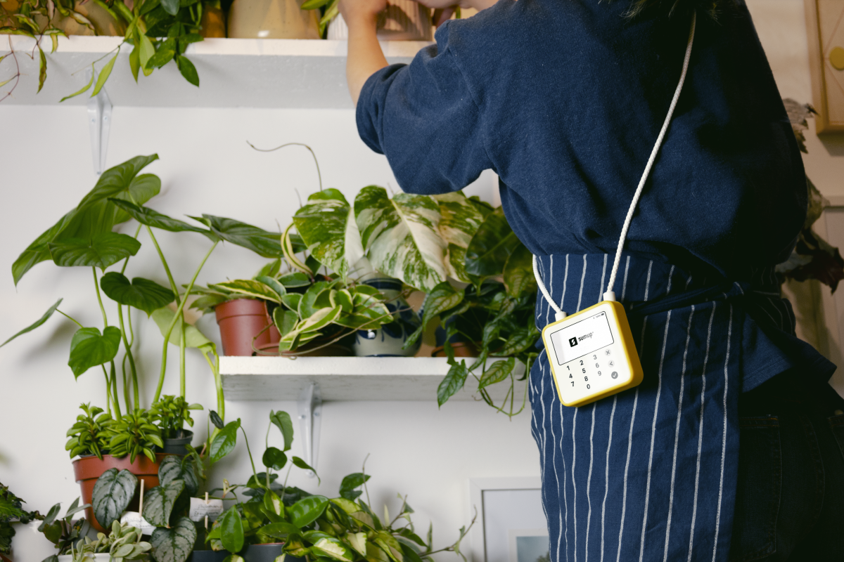 Floristin mit SumUp Solo in ihrem eigenen Blumenladen