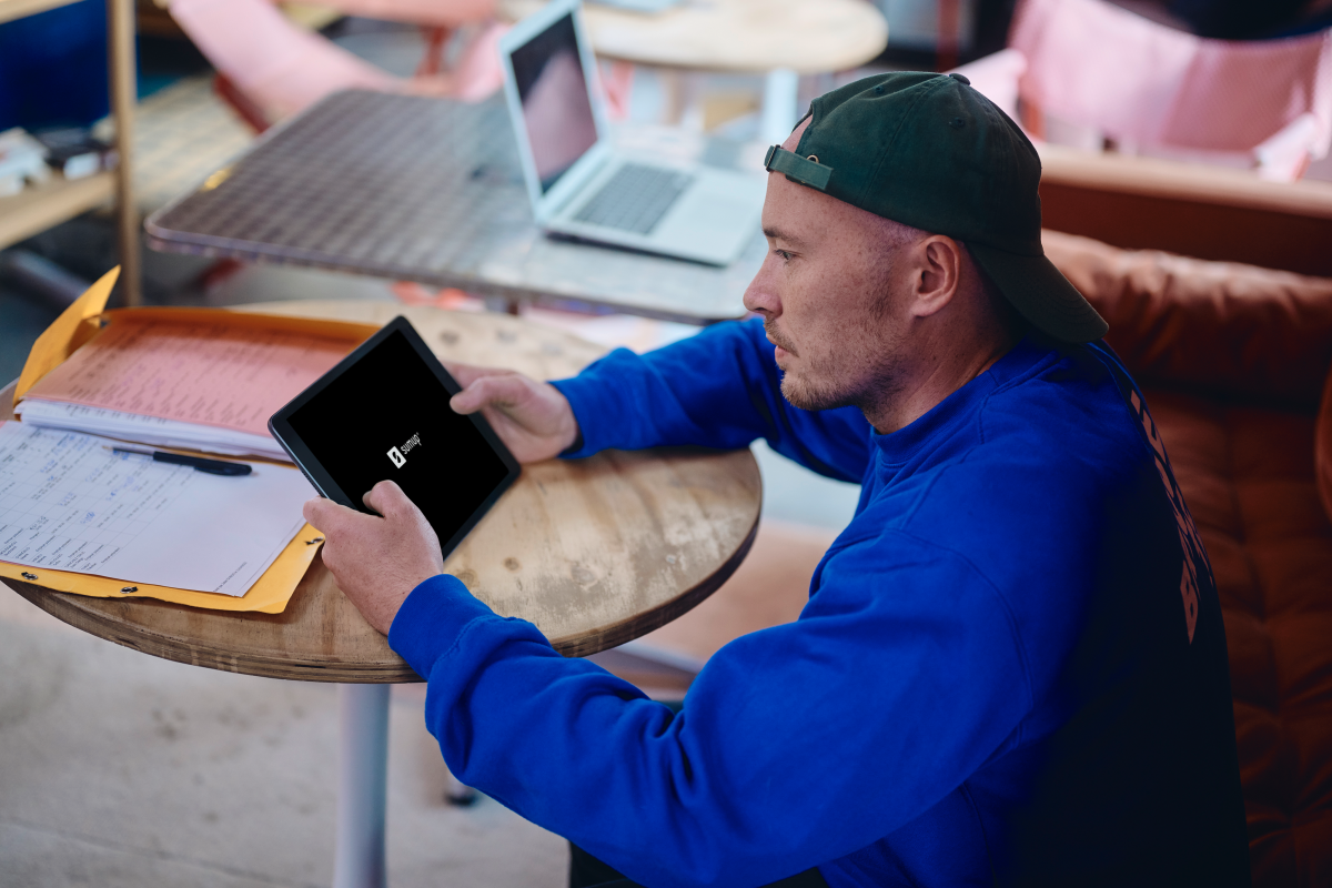 Mann bearbeitet Umsätze mit Tablet