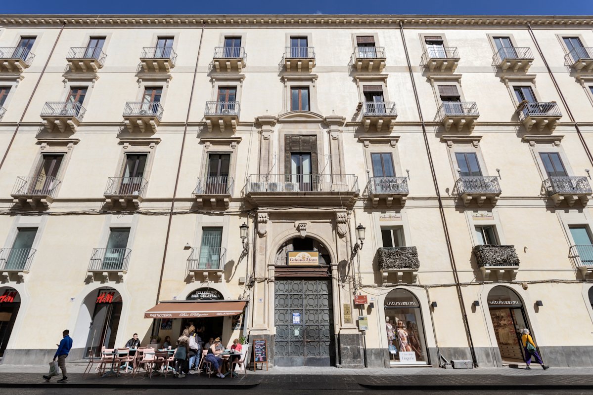 🏠 ITINERARIO PER 1 GG A BOLZANO! 1️⃣ parti da Piazza Walther e fai  colazione da Loacker Café @ ☕️ 🍰 2️⃣ visita il Duomo ⛪️ 3️⃣ passeggia per  i Portici e guarda in su…vedrai tantissime belle case ..., image size:1199x800