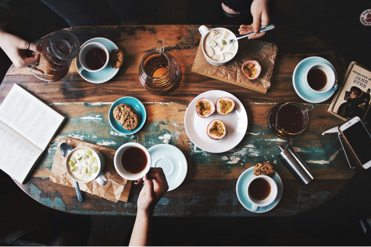 Reich gedeckte Kaffeetafel