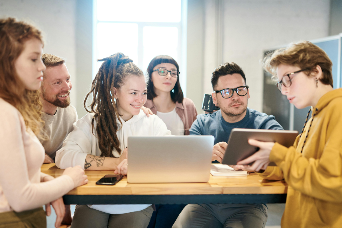 Mehrere Kollegen arbeiten im Unternehmen zusammen in einer Abteilung