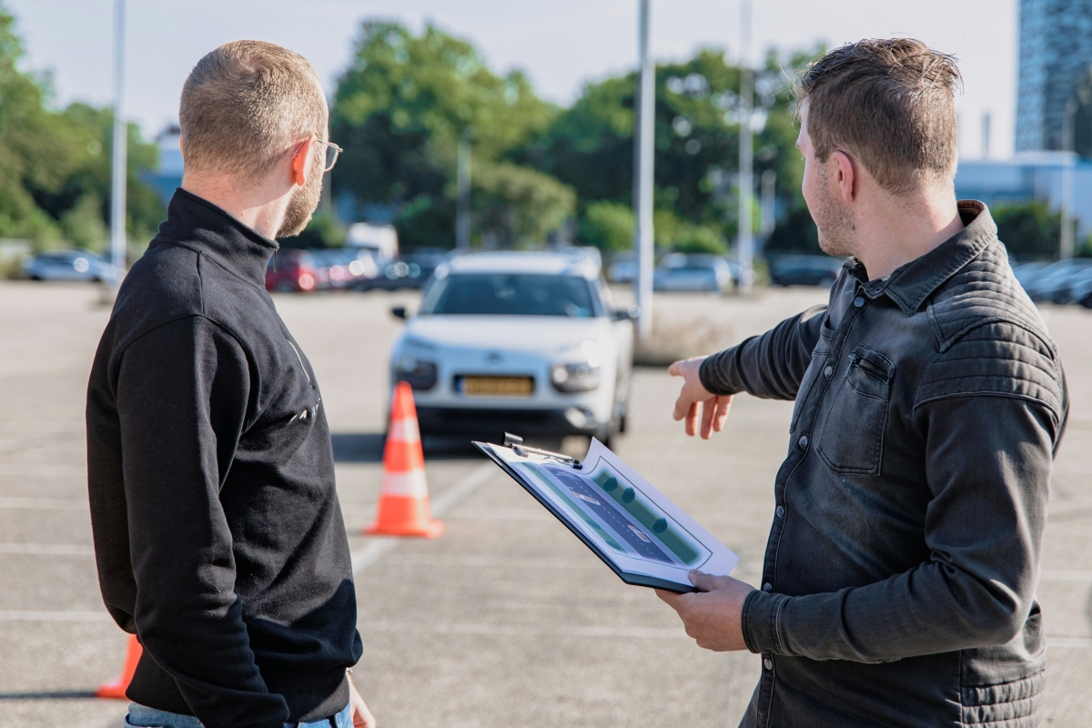 Fahrlehrer einer Fahrschule erklärt Verkehrsregeln