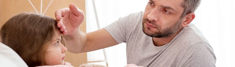 PAPÁ REVISANDO LA TEMPERATURA DE SU HIJA