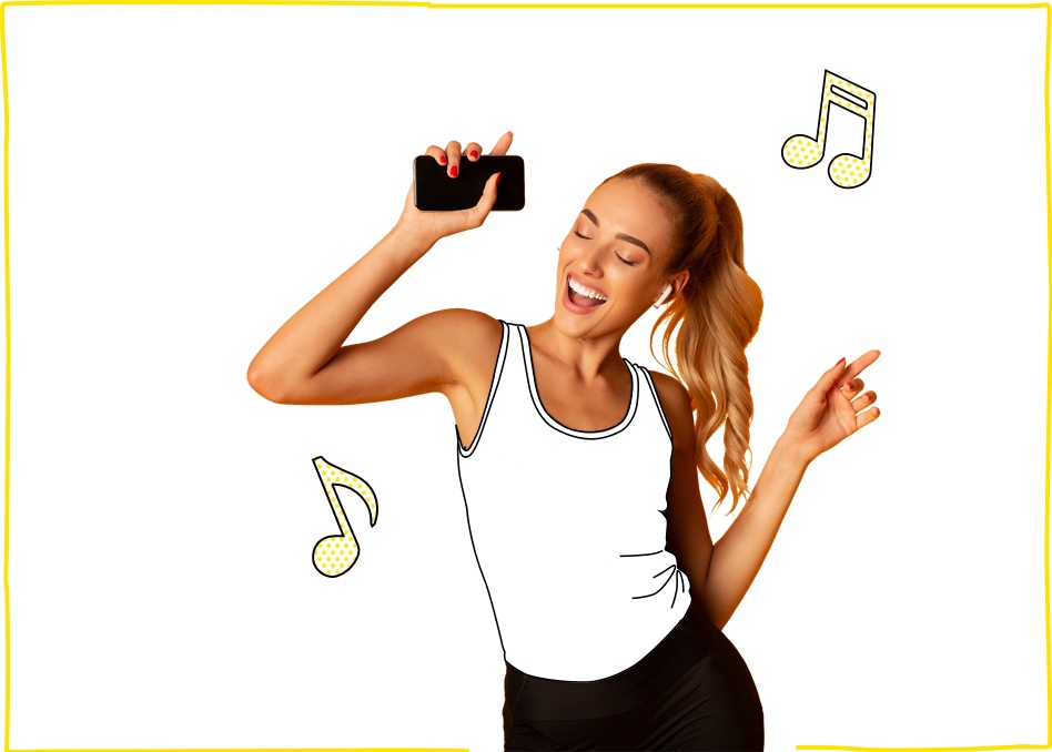 Mujer bailando feliz disfrutando de la música en su móvil con nuestras tarifas de móvil prepago