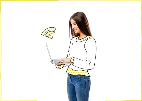 Mujer joven navegando por Interneten su portátil tras haber contratado nuestra tarifa de fibra óptica 600Mb para empresas
