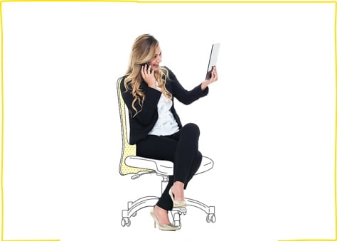Mujer sonriente sentada hablando por teléfono y navegando gracias a la oferta de internet para empresas de nuestro catálogo