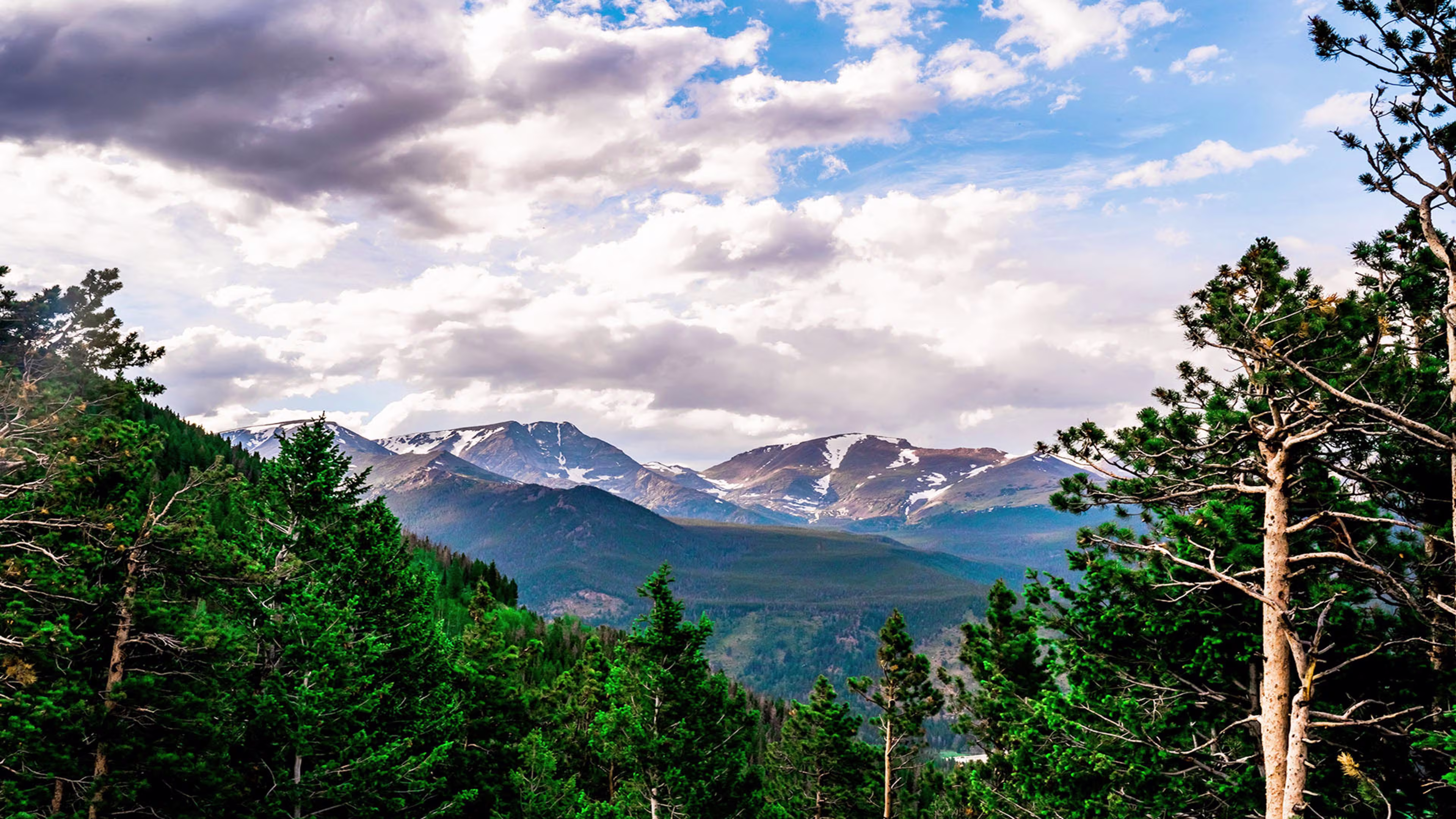 Stunning mountain landscape, ideal for those considering vacation homes, with Westerra offering tailored mortgage solutions for your perfect mountain retreat. Enjoy the beauty of Colorado mountains and apply for your mortgage today!