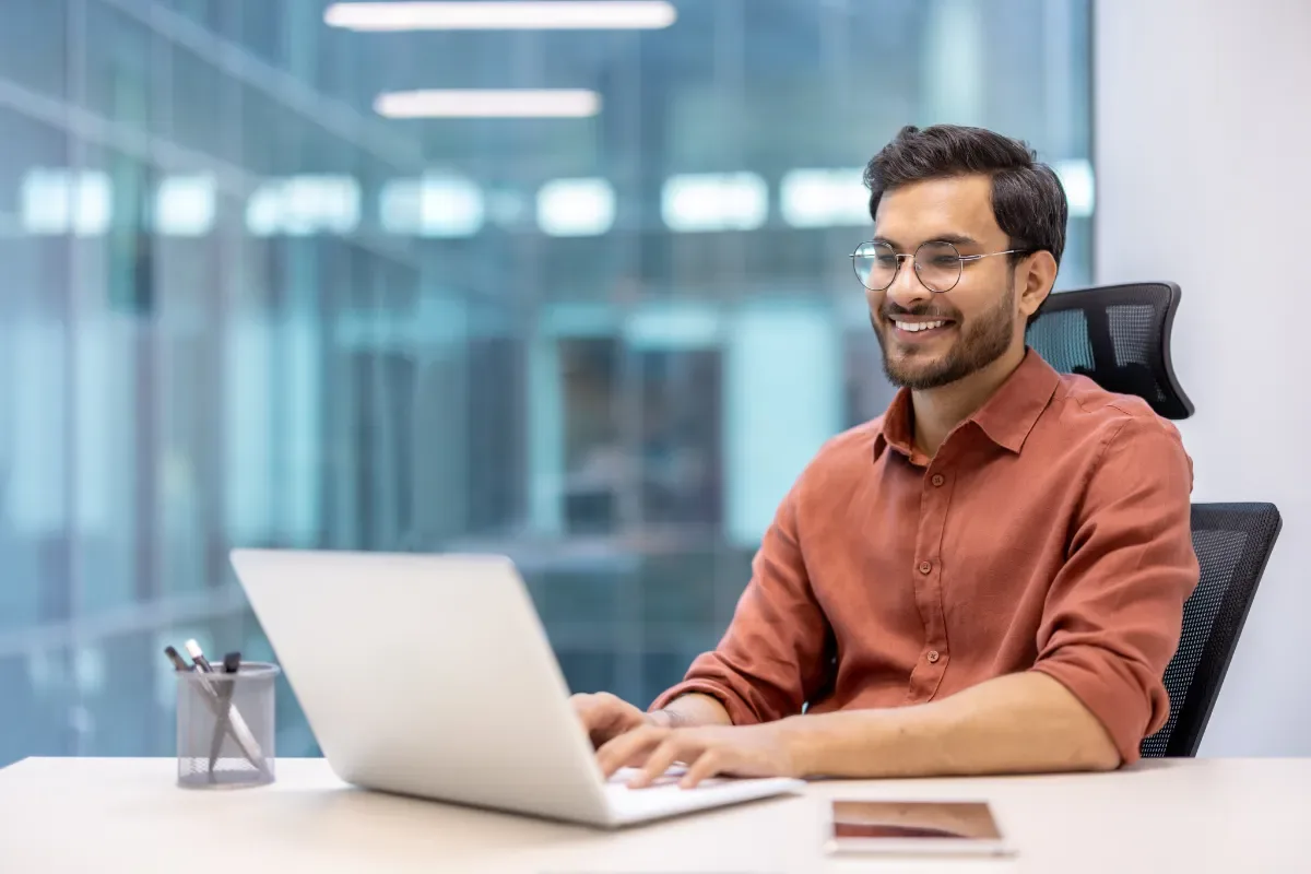 Positieve emotie - man met laptop op kantoor