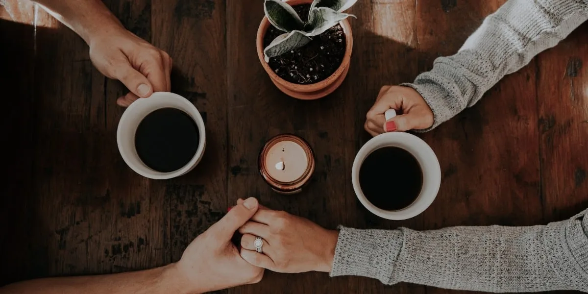 bron handen koffie