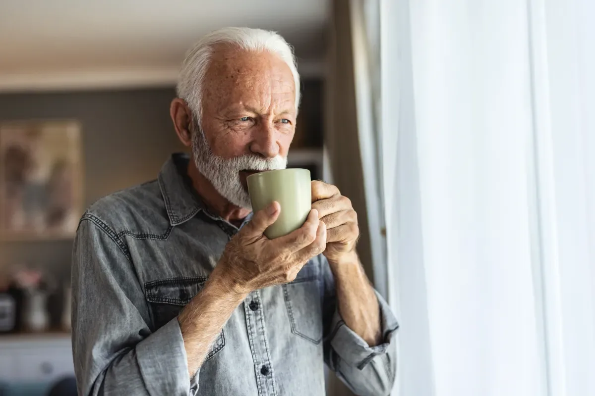 Neutrale emotie - oude man met kopje thee