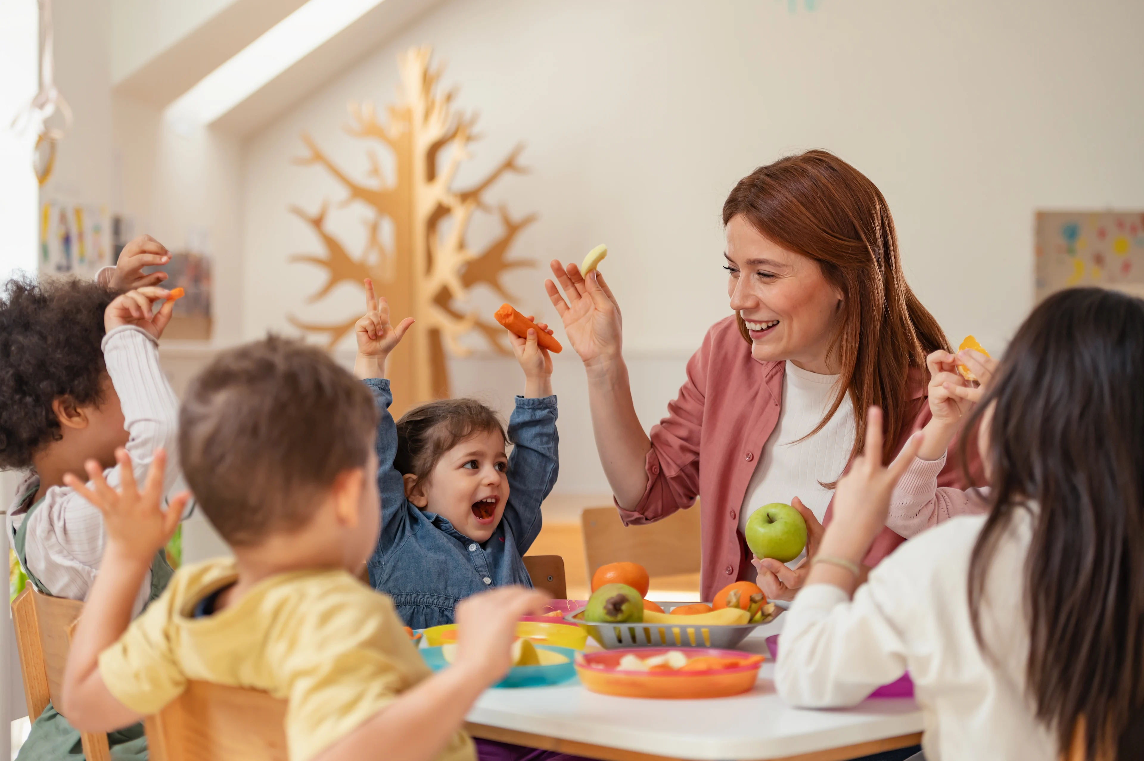 Gezonde tussendoortjes kind: ook van invloed op slaap - Kinderen bij kinderdagopvang eten fruit