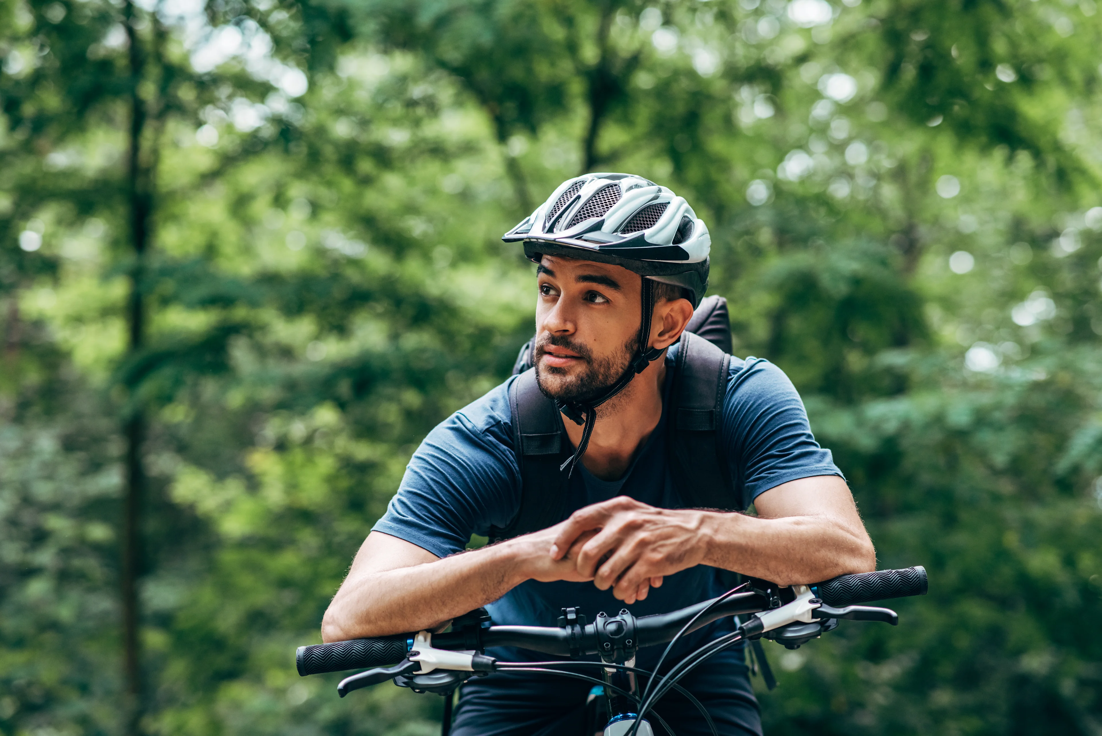 Wat kun je zelf doen tegen stress, jeuk, bultjes? - man leunt op het stuur van zijn fiets