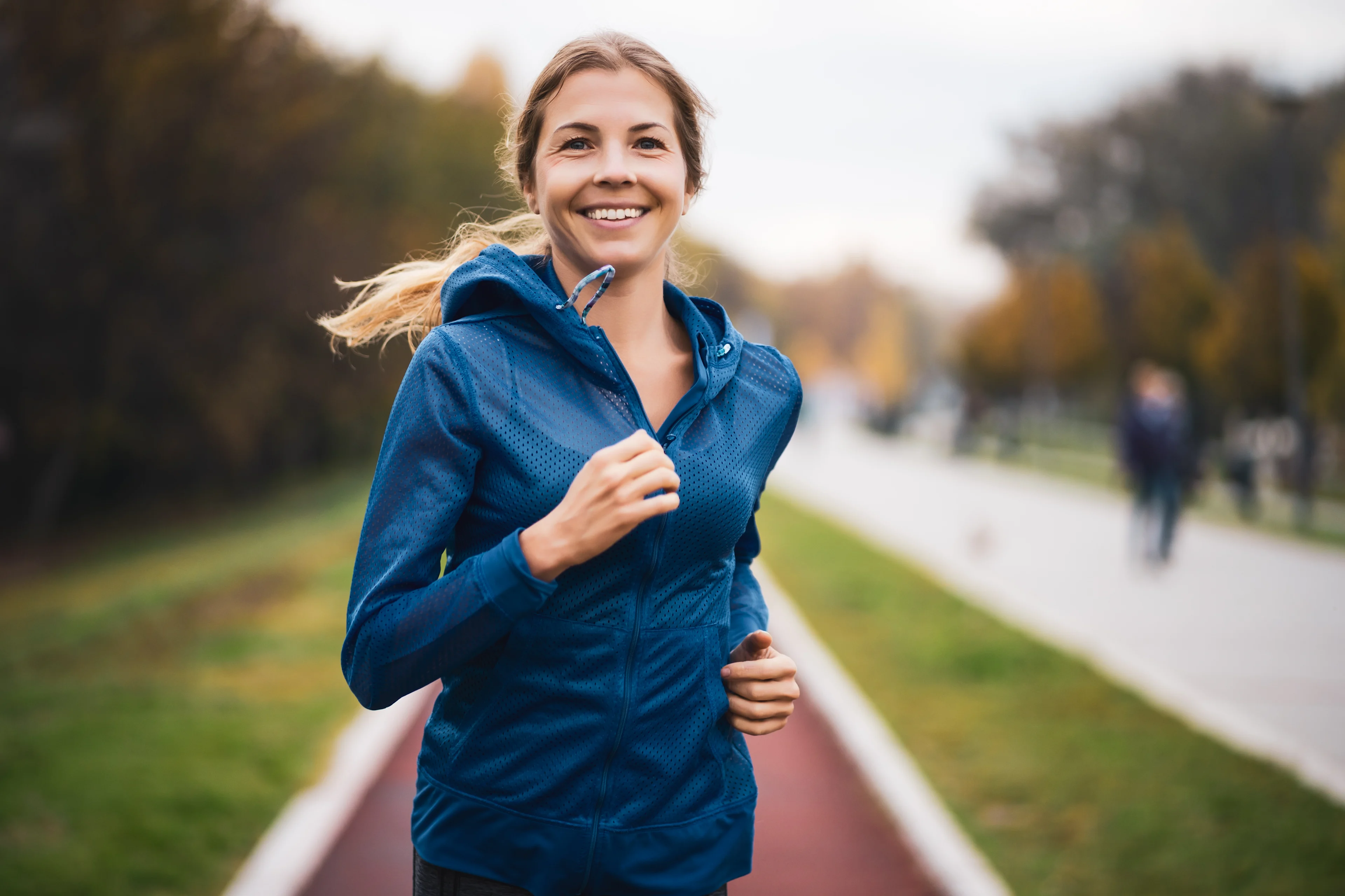 Gezonde leefstijl begint met leefstijlkeuzes - Jonge vrouw is buiten aan het hardlopen