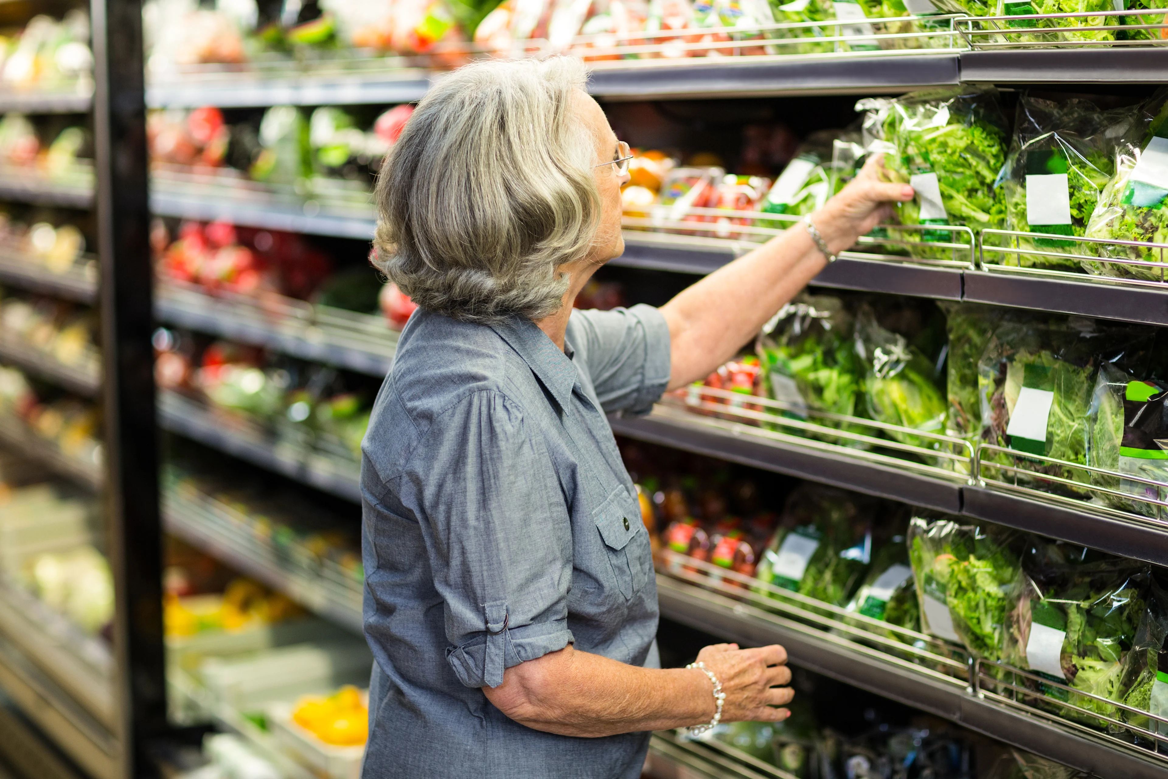 Wat doet voeding voor je mentale gezondheid? - Oudere vrouw doet boodschappen