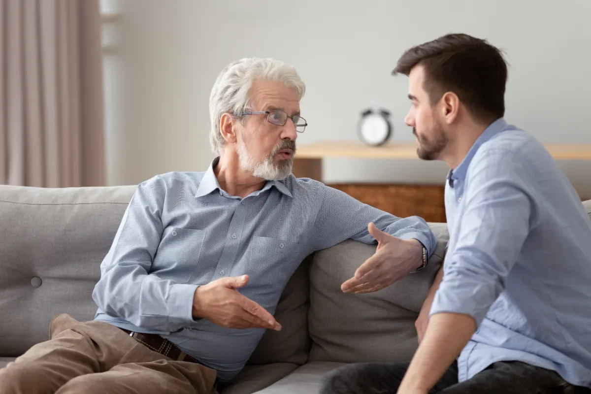 In gesprek met je naasten - oude man praat tegen jonge man op bankstel