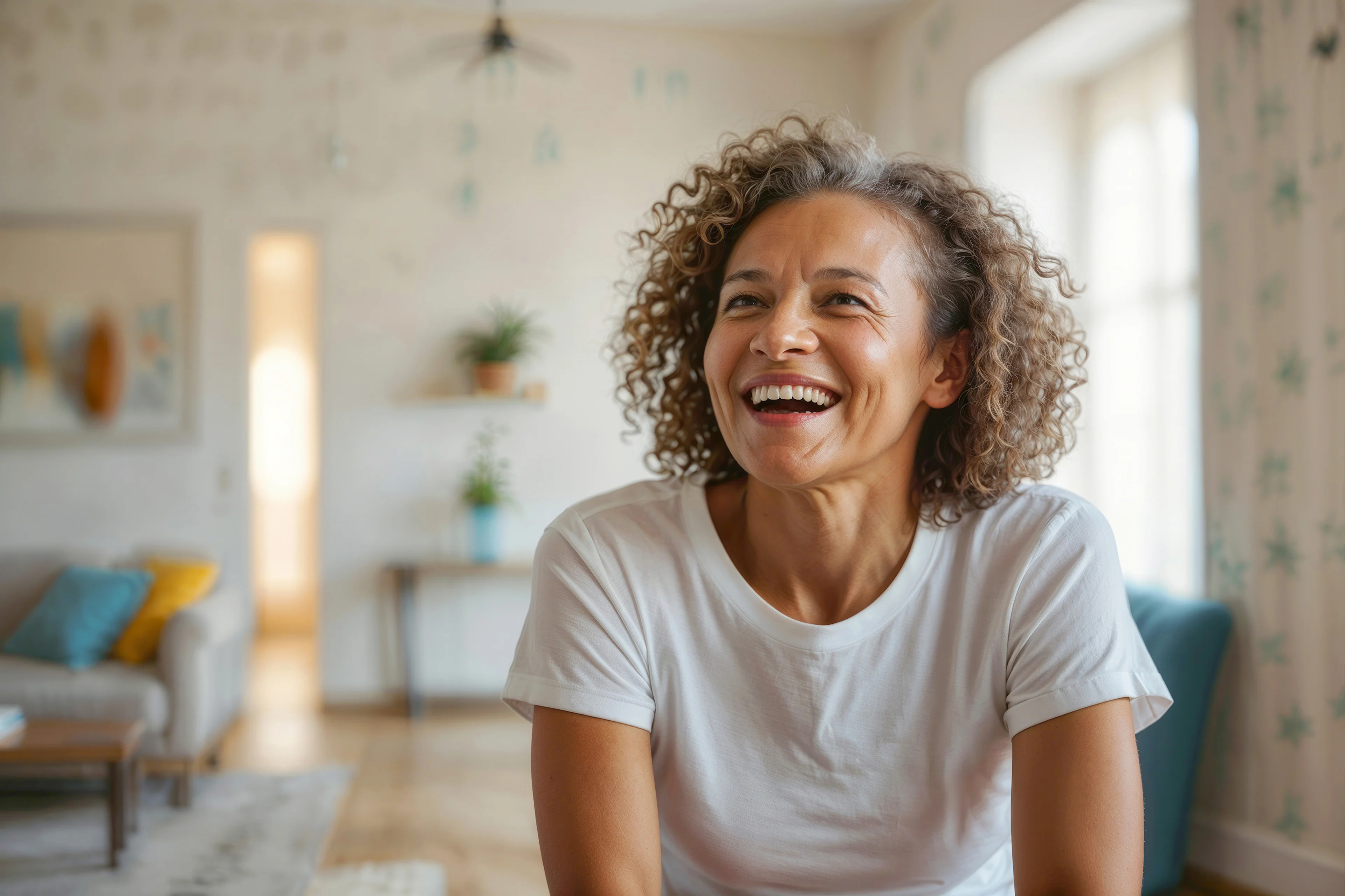 Verbeteren zelfbeeld: hoe begin je? - oudere vrouw is aan het lachen