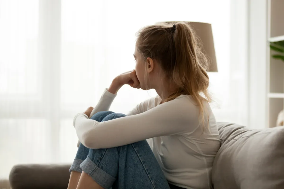Wat kun je doen als je nergens zin in hebt? - verdrietige vrouw op bankstel