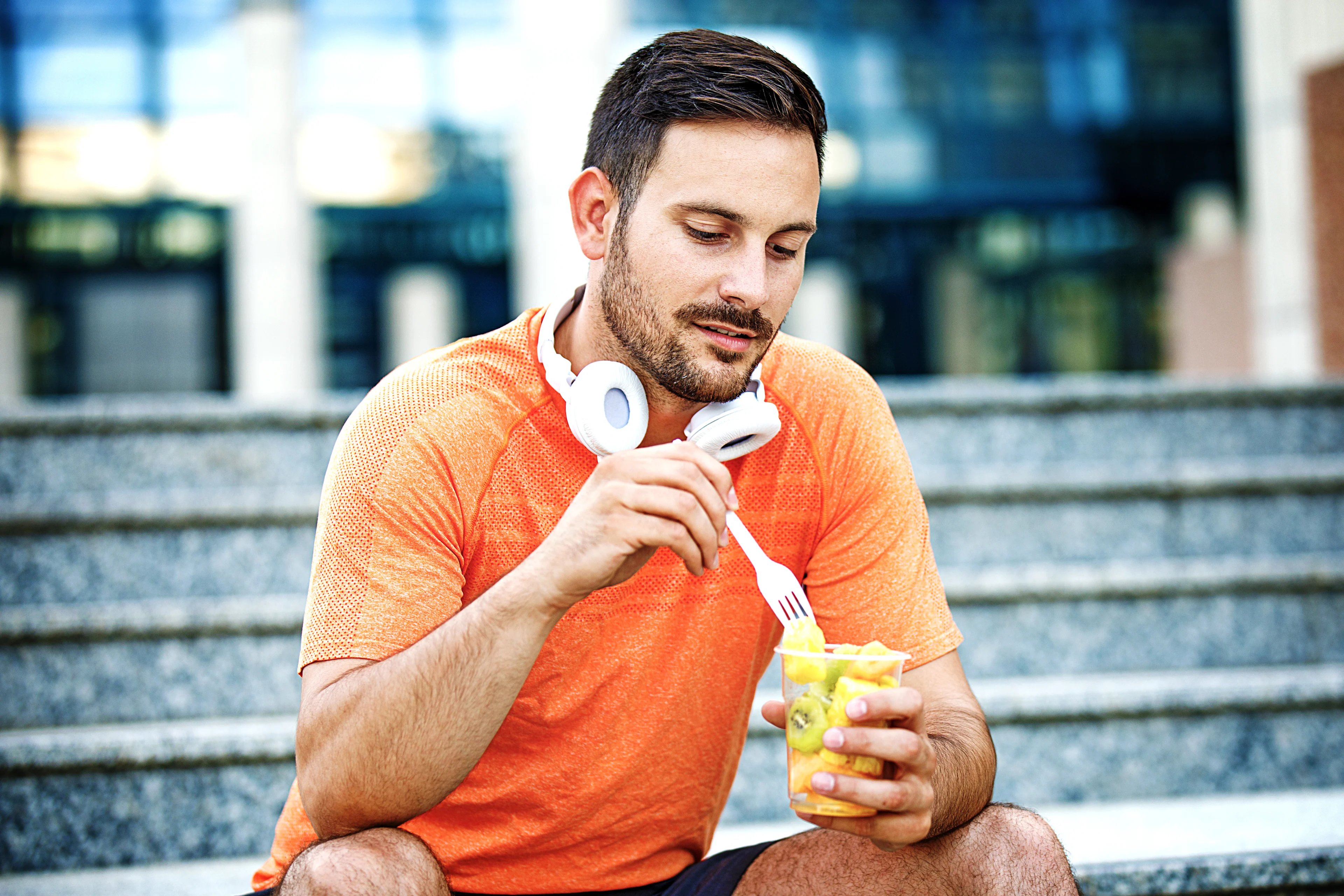 Gezonde recepten voor elk eetmoment - Man eet fruit na het sporten