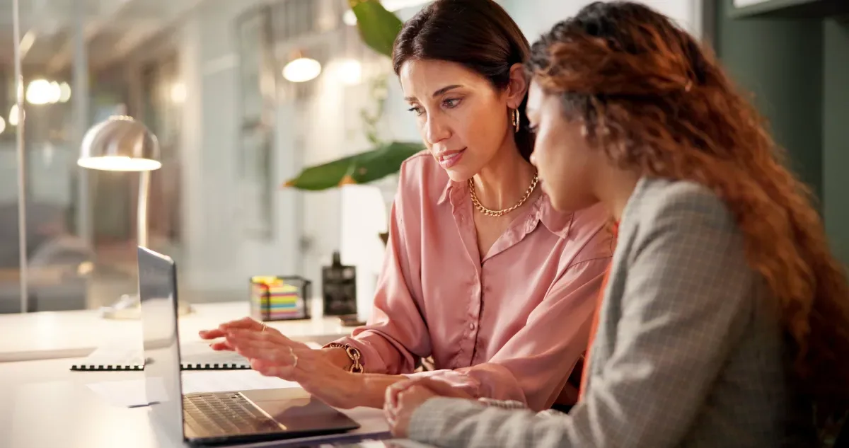 Bedrijven - twee vrouwen kijken samen serieus naar een laptop