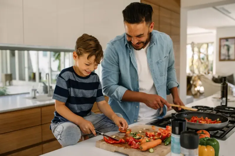 Wat doet voeding voor je mentale gezondheid? - vader en zoon koken samen maaltijd in keuken