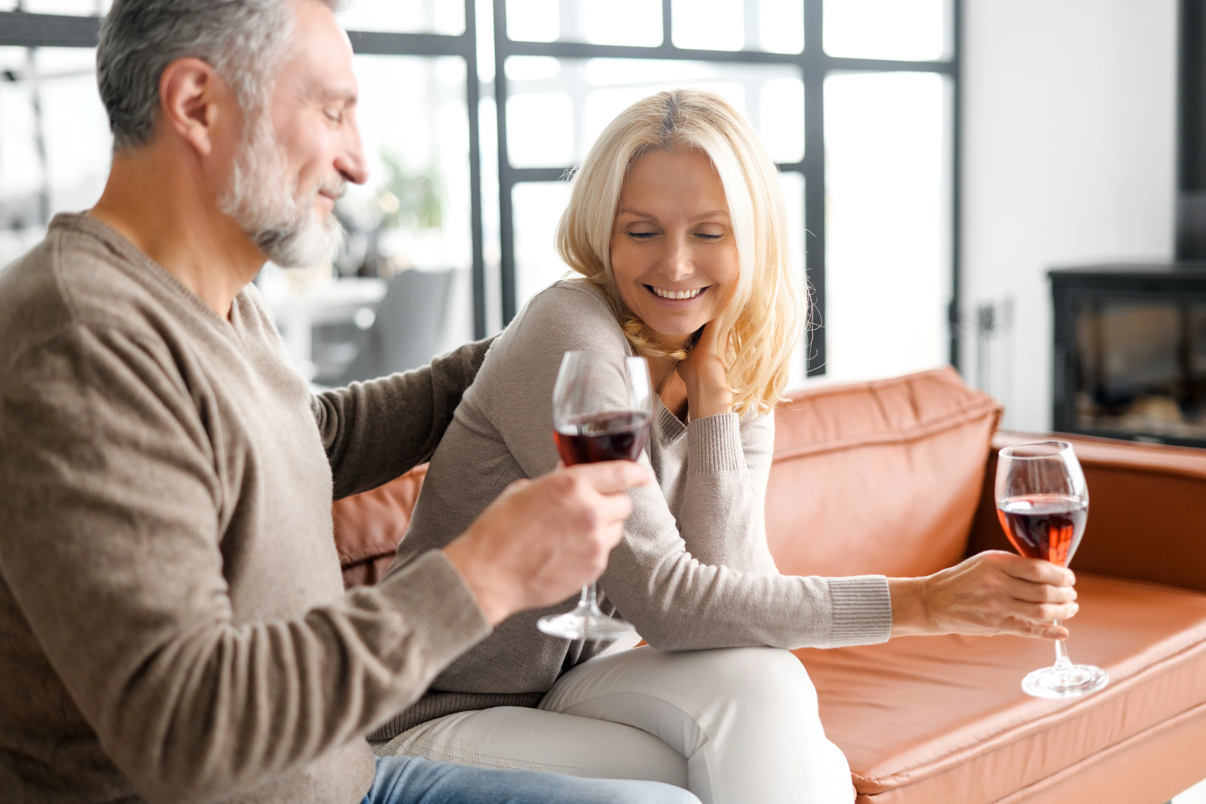 Stoppen met alcohol: waarom zou je? - Koppel drinkt samen wijn