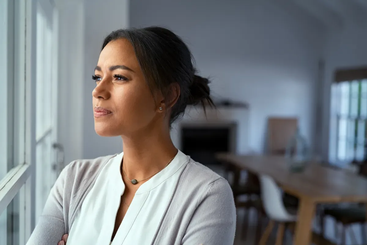Professionele hulp kan helpen - jonge vrouw kijkt uit raam